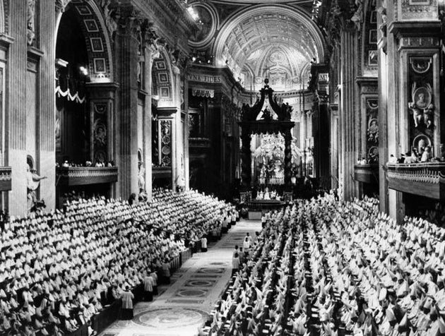 Vue générale des Pères conciliaires dans la Basilique Saint-Pierre le 8 décembre 1962 au Vatican, à la fin de la première session du deuxième Concile œcuménique du Vatican, ou Concile Vatican II.