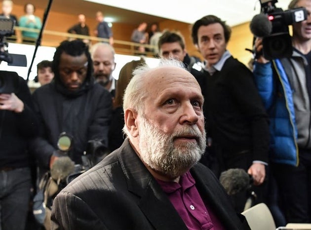 Bernard Preynat, un ancien prêtre accusé d’agressions sexuelles, attend le 13 janvier 2020 au début de son procès au palais de justice de Lyon, dans le sud-est de la France.