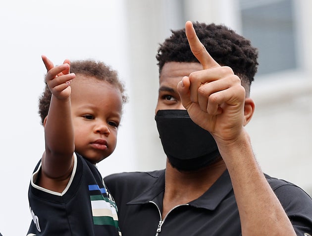 Ο γιος του Αντετοκούνμπο Λίαμ έκλεψε την παράσταση στην πρώτη προπόνηση των