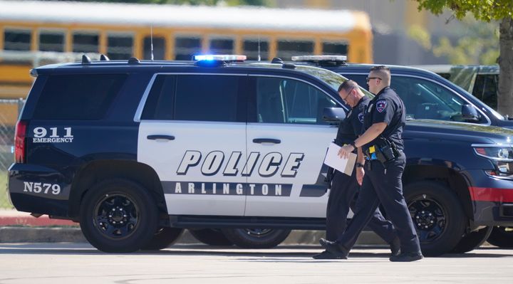 Aστυνομικοί στο πάρκινγκ του Timberview High School μετά από τους πυροβολισμούς που έγιναν στο σχολείο που βρίσκεται στο νότιο Aρλινγκτον του Τέξας, Τετάρτη, 6 Οκτωβρίου
