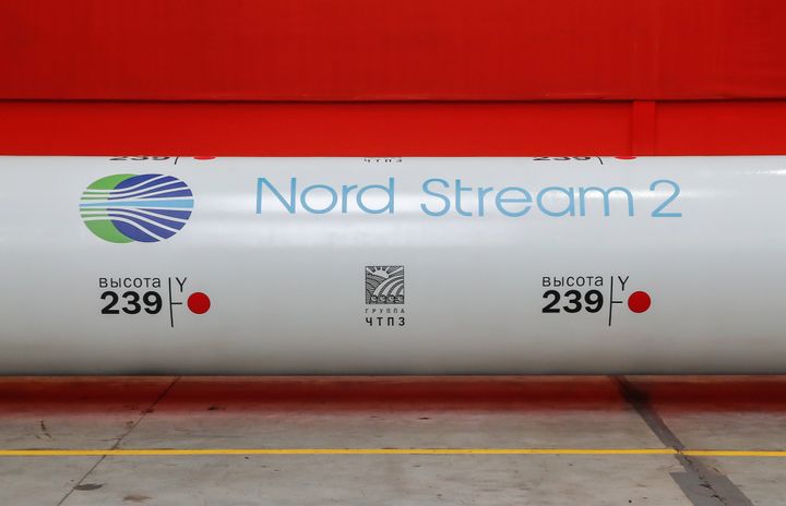 Το λογότυπο του αγωγού φυσικού αερίου Nord Stream 2 σε σωλήνα μεγάλης διαμέτρου σε εργοστάσιο στο Chelyabinsk , Ρωσία 26 Φεβρουαρίου 2020.