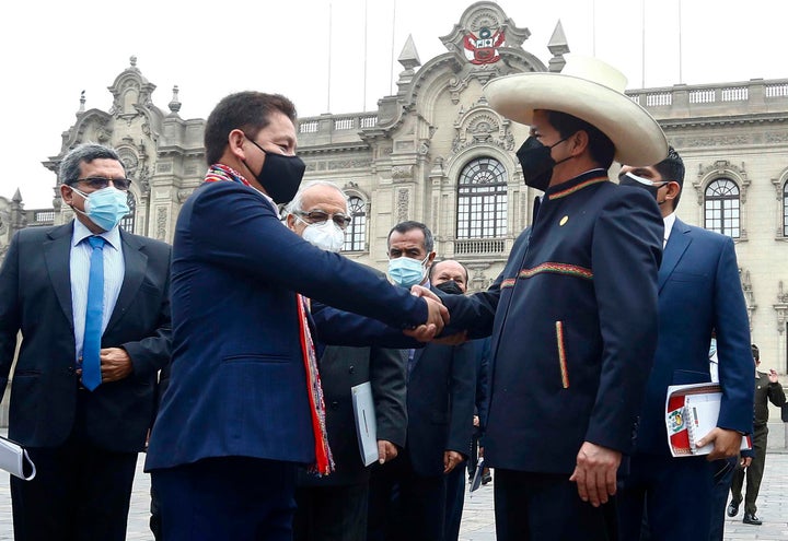 El presidente de Perú, Pedro Castillo, mientras saluda al primer ministro, Guido Bellido, en Lima, en agosto.