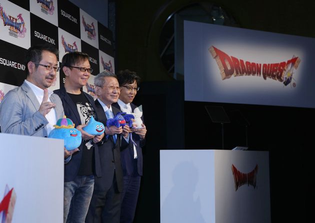 「ドラゴンクエスト１１」の発表会で、ポーズを取る開発者の堀井雄二さん（左手前から2人目）とすぎやまこういちさん（同3人目）
