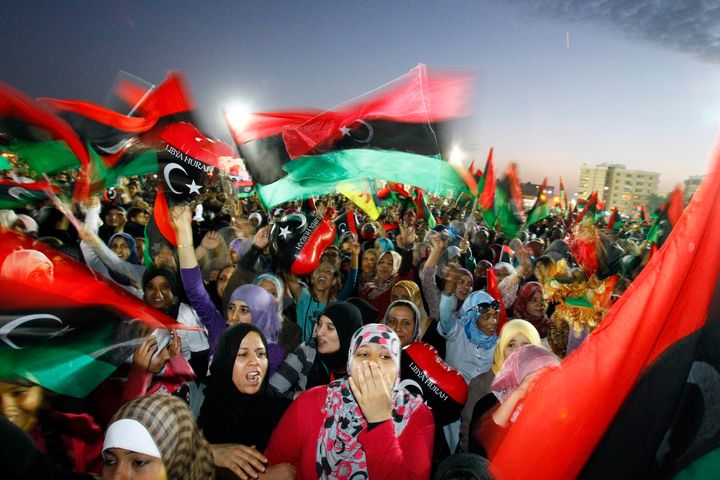 2011 Λιβύη Ο λαός πανηγυρίζει την απέλευθερώσή του έπειτα και από το θάνατο του Καντάφι