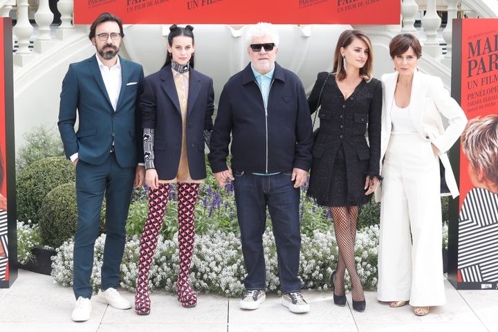 El director Pedro Almodóvar con los actores Israel Elejalde , Milena Smit , Aitana Sánchez-Gijón y Penélope Cruz en el 'photocall' de 'Madres paralelas' el 4 de octubre de 2021 en Madrid.