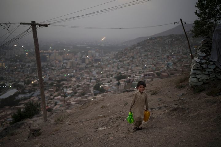 Σεπτέμβριος 2021. Καμπούλ. Ένα αγόρι κουβαλάει νερό στο σπίτι του