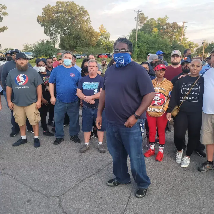 Kevin Bradshaw, president of BCTGM Local 252G, on the picket line with his Memphis co-workers.