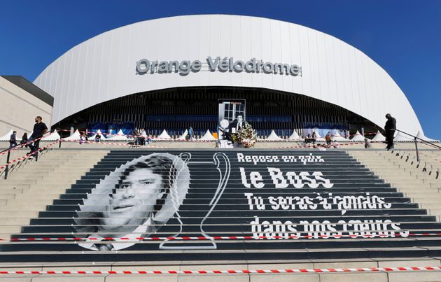 Sur les marches d’accès au stade Vélodrome, un immense portrait en noir et blanc de l’ex-président de l’Olympique de Marseille (1986-1994) a été dessiné. 