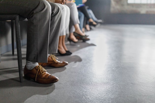 Une agence d'intérim sur deux testée par SOS Racisme épinglée pour discrimination (Photo d'illustration de personnes attendant un entretien d'embauche par skynesher via Getty Images)