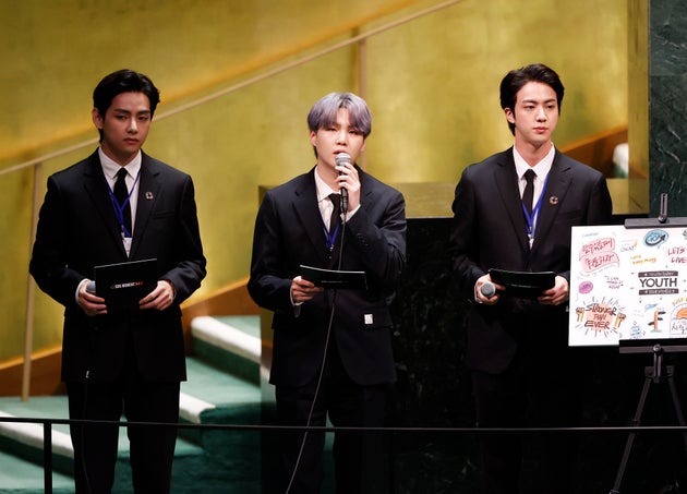 国連総会でスピーチしたSUGA（中央）、JIN（右）、V（左）（2021年9月20日撮影）