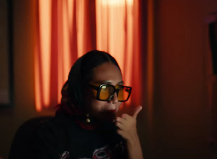 La estilista Carla Paucar en el videoclip de 'Ateo'.