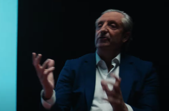 El periodista Josep Pedrerol en el videoclio de 'Ateo'.