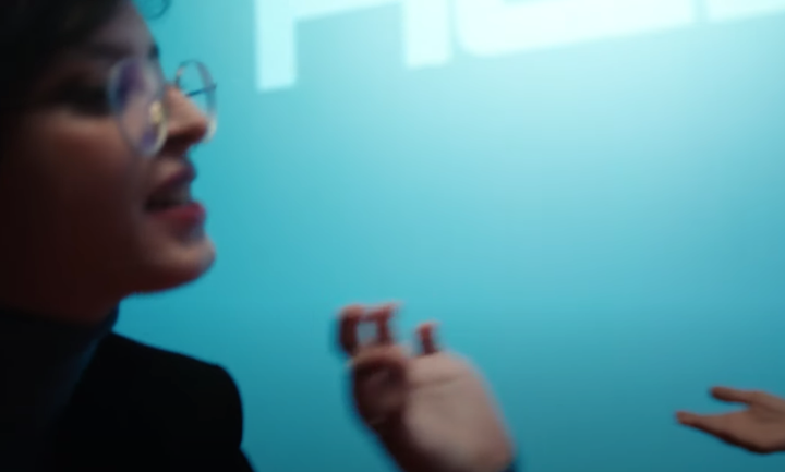 La filósofa y escritora Elizabeth Duval en el videoclip de 'Ateo'.