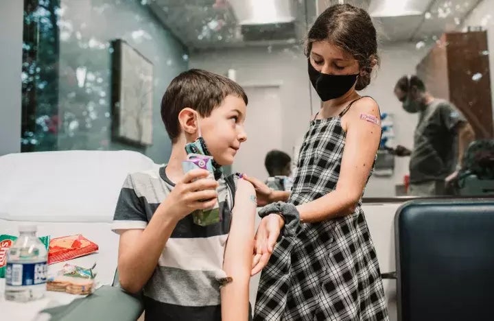 Los hijos de la autora justo después de recibir la primera dosis de la vacuna.