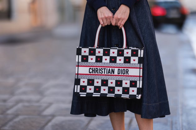 Η influencer και καλλιτέχνις Λέα Νάουμαν με total λουκ Dior στο Παρίσι τον Σεπτέμβριο του 2021. 