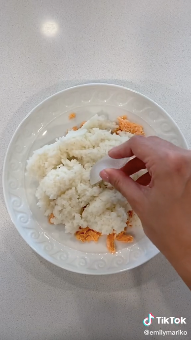 Mariko's ice cube technique is getting attention.