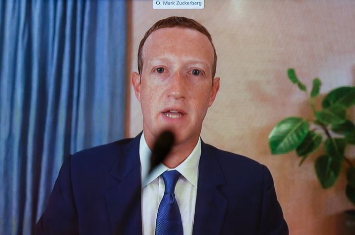 El CEO de Facebook, Mark Zuckerberg, testifica de forma remota durante una audiencia del Comité Judicial del Senado titulada, "Dar la noticia: censura, represión y las elecciones de 2020" en Capitol Hill el 17 de noviembre de 2020 en Washington, DC.  (Foto de Hannah McKay-Pool / Getty Images)