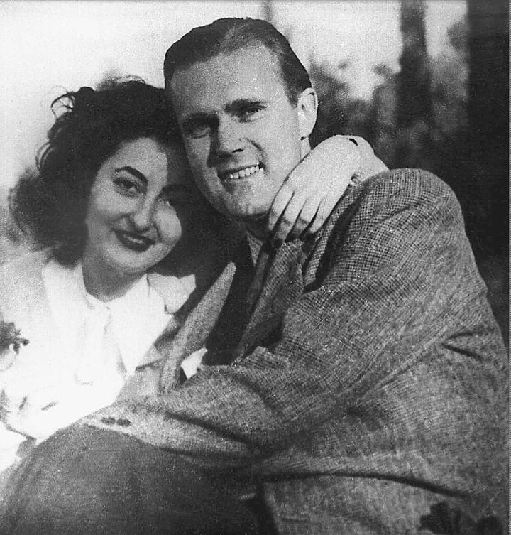 Ο ανταποκριτής του CBS Τζορτζ Πολκ με τη σύζυγο του Ρέα το 1948, λίγο πριν από τη δολοφονία του στις 8 Μαΐου του ίδιου έτους. (AP Photo/Megaloeconomou)