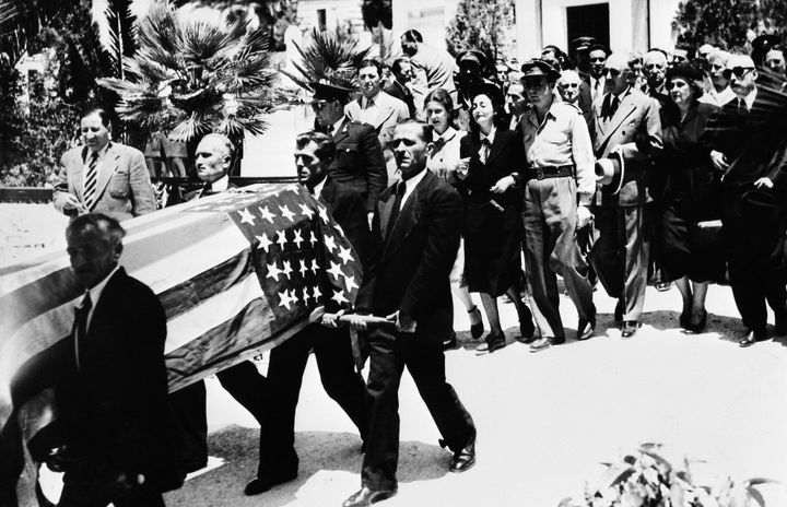 Η κηδεία του Πολκ στην Αθήνα, 22 Μαΐου 1948. Πίσω από το φέρετρο διακρίνεται η σύζυγος του Ρέα, υποβασταζόμενη από έναν συγγενή και την ανταποκρίτρια του Time, Μέρι Μπάρμπερ (AP Photo)