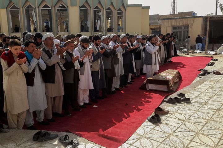 Συγγενείς και κάτοικοι προσεύχονται κατά τη διάρκεια τελετής κηδείας θυμάτων από την επίθεση αυτοκτονίας στο Τζαμί Gozar-e-Sayed Abad στο Κουντούζ, βόρειο Αφγανιστάν, Σάββατο, 9 Οκτωβρίου 2021.