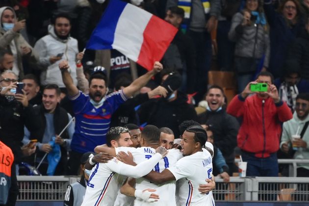Les Bleus célébrant le but de l'égalisation inscrit par Karim Benzema face à...