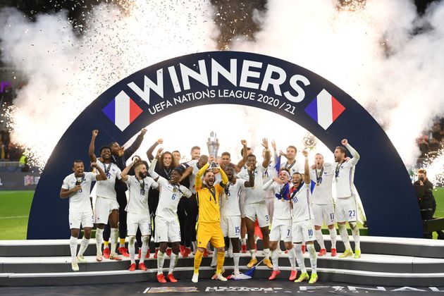 L'équipe de France soulevant pour la première fois le trophée de la Ligue des nations,...