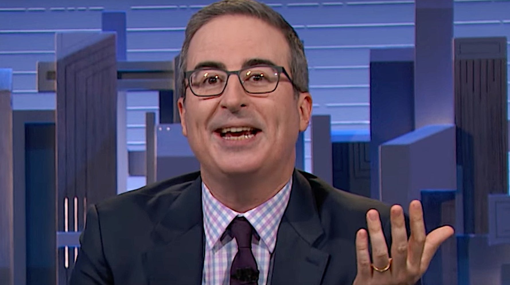 John Oliver Crafts meme hoàn hảo cho những người thân lớn tuổi chia sẻ bằng cử nhân của họ trên mạng xã hội