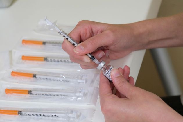 Une infirmière prépare une dose du vaccin de Pfizer-BioNTech contre le Covid-19 dans un...