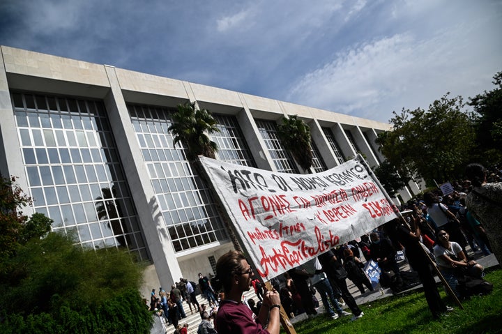 Συγκέντρωση διαμαρτυρίας έξω από το Εφετείο, εκπαιδευτικών οι οποίοι και απεργούν, αντιδρώντας στην διαδικασία της αξιολόγησης όπως αυτή προωθείται από το υπουργείο Παιδείας, Δευτέρα 11 Οκτωβρίου 2021. Εκτός από την αξιολόγηση, οι εκπαιδευτικοί αντιδρούν και στην αγωγή που κατέθεσε η υπουργός Παιδείας Νίκη Κεραμέως, προκειμένου να κριθεί παράνομη απεργία-αποχή από την αξιολόγηση.