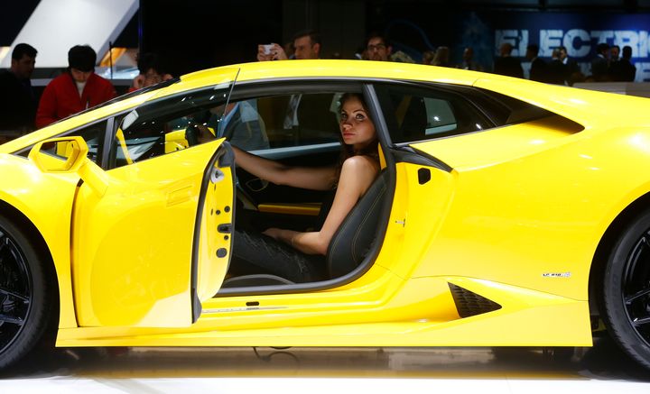 Ένα μοντέλο ποζάρει καθισμένο σε μία Lamborghini Huracan στο 84ο σαλόνι αυτοκινήτου της Γενεύης, στις 4 Μαρτίου 2014. REUTERS/Arnd Wiegmann (SWITZERLAND - Tags: TRANSPORT BUSINESS)