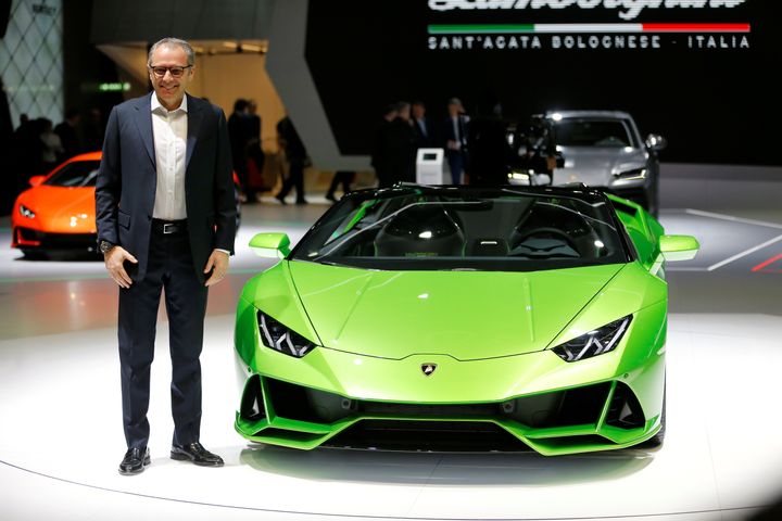 Ο διευθύνων σύμβουλος της Lamborghini Στέφανο Ντομενικάλι ποζάρει καταχαρούμενος πλάι σε μία νέα Lamborghini Huracan Evo Spyder. Ελβετία 5 Μαρτίου 2019. REUTERS/Pierre Albouy