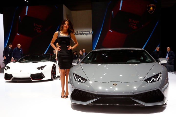 Μοντέλο ποζάρει πλάι σε μία Lamborghini Aventador LP 700-4 , ενώ στο βάθος διακρίνεται μία λευκή Lamborghini Huracan LP 610-4 , στο 85ο σαλόνι αυτοκινήτου της Γενεύης. REUTERS/Arnd Wiegmann (SWITZERLAND - Tags: TRANSPORT BUSINESS)