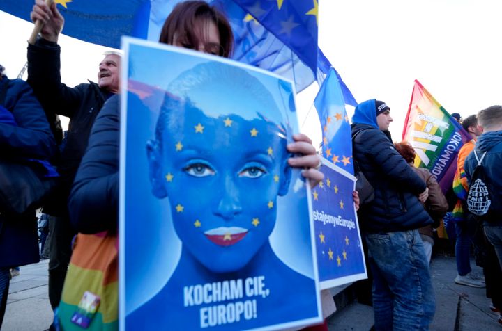 "Μένουμε" είναι το σύνθημα των διαδηλωτών που διαμαρτύρονται για την αντι-ευρωπαϊκή στάση της κυβέρνησης, η οποία προκάλεσε και την επιβολή του τεράστιου προστίμου ξ- 500.000 ευρώ την ημέρα... (AP Photo/Czarek Sokolowski)
