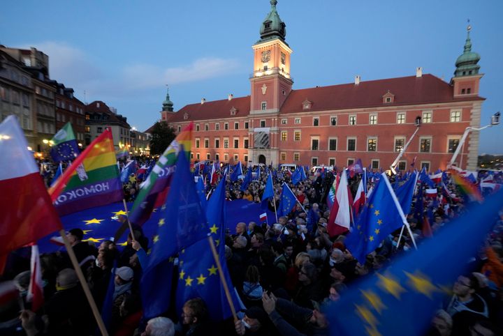 Βαρσοβία 10 Οκτωβρίου 2021. Δεκάδες χιλιάδες διαδηλωτές στους δρόμους της πρωτεύουσας της Πολωνίας κόντρα στην κυβέρνηση που οδηγείται σε σύγκρουση με τις Βρυξέλλες, με τα σενάρια για "Polexit" να πολλαπλασιάζονται. (AP Photo/Czarek Sokolowski)