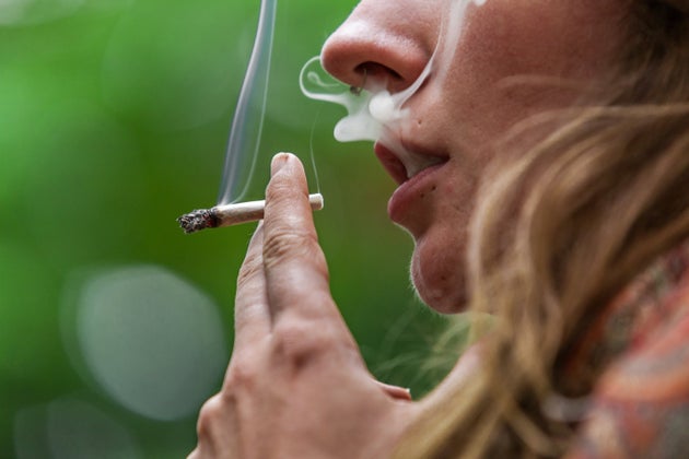 Les hommes fumaient et mâchaient du tabac 9000 ans plus tôt que les archéologues ne le pensaient. 