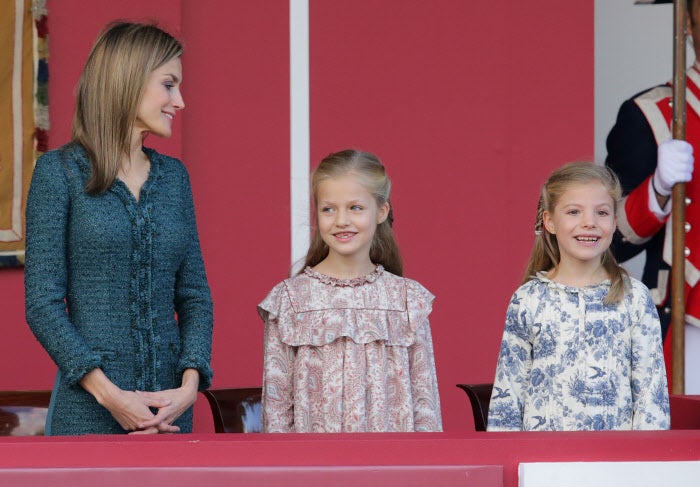 La reina Letizia y sus hijas, la princesa Leonor y la infanta Sofía, en el desfile militar de 2014.