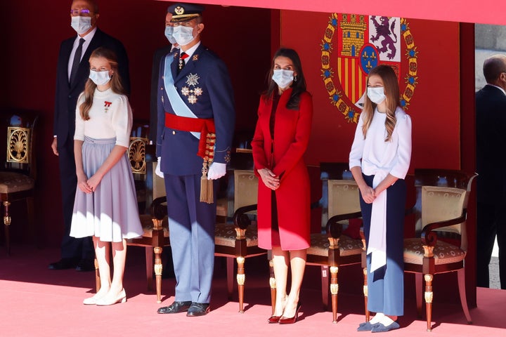 Los reyes y sus hijas presidieron el desfile militar del pasado año con la mascarilla puesta.