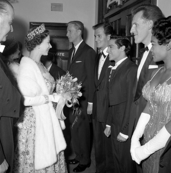 Queen Elizabeth II saluda a Antonio Ruiz tras actuar en el London Coliseum en los 50
