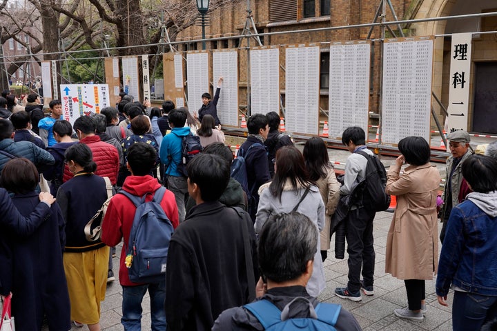 東京大学の2次試験・前期日程の合格発表を訪れた受験生。前期の合格者数は3018名（東京都文京区の東京大学・本郷キャンパス=2019年3月10日撮影）