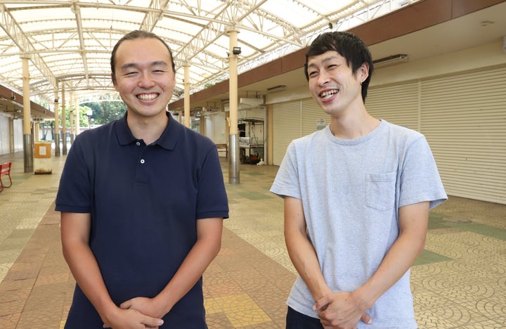 （写真左から）「暮らしの編集室」代表社員の岡野 高志さん、プロジェクトメンバーの吉川 将太さん。岡野さんは5年前から北本団地で暮らしている。吉川さんは幼少期から、間が空きながらも32歳まで居住し、現在も実家が北本団地にある。写真は団地内の商店街にて。