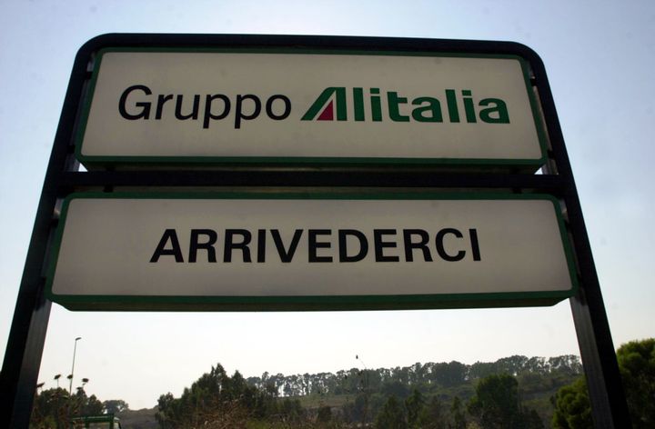 Τέλος εποχής για την Alitalia, έπειτα από πολυετή περιπέτεια που άρχισε το 2006 όταν η ιταλική κυβέρνηση αναγκάστηκε να πουλήσει το 49,9% των μετοχών που κατείχε τότε. (AP Photo/Alessandra Tarantino/files)
