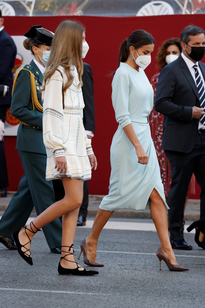 La reina Letizia y la infanta Sofía en el desfile del 12 de octubre.