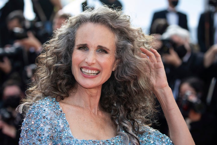 Ιούλιος 2021 - Στα 63 της χρόνια η ηθοποιός Andie MacDowell υπερασπίζεται τα γκρίζα της μαλλιάκαι τις ρυτίδες της