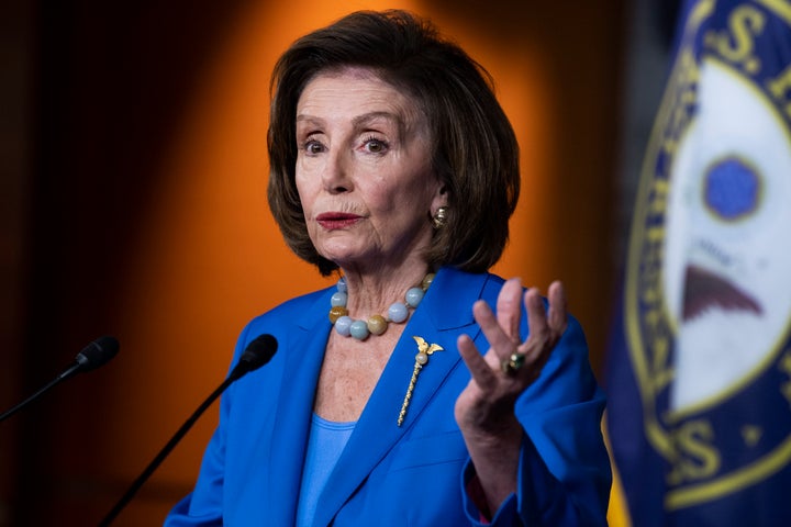 La présidente de la Chambre, Nancy Pelosi (D-Calif.) tient sa conférence de presse hebdomadaire au Capitol Visitor Center où elle a discuté du vote de la Chambre sur le plafond de la dette le 12 octobre.