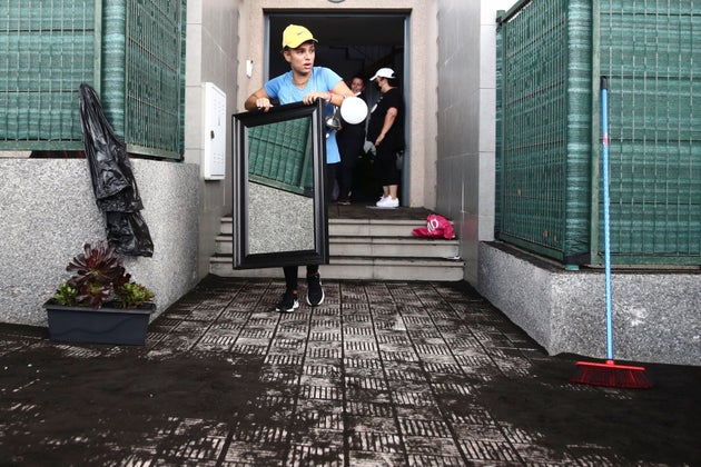 Kάτοικος κουβαλάει έναν καθρέφτη από το σπίτι της καθώς ετοιμάζεται να απομακρυνθεί από την περιοχή και να γλιτώσει την άφιξη λάβας από το ηφαίστειο Cumbre Vieja στο La Laguna, στα Κανάρια Νησιά της La Palma, Ισπανία, 12 Οκτωβρίου 2021. REUTERS/Sergio Perez