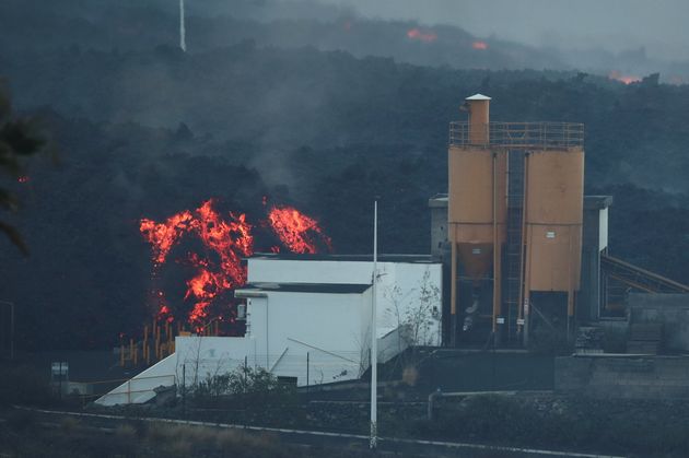 Η λάβα κατεβαίνει πίσω από ένα εργοστάσιο τσιμέντου στο Los Llanos καθώς το ηφαίστειο Cumbre Vieja συνεχίζει να εκρήγνυται στα Κανάρια Νησιά της La Palma, όπως φαίνεται από την Ταγιούγια της Ισπανίας, 11 Οκτωβρίου 2021. REUTERS/Sergio Perez