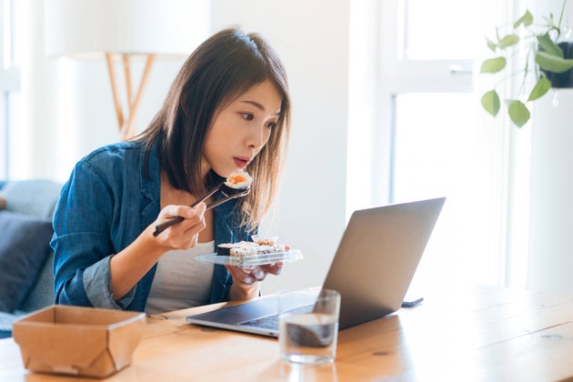 김밥을 먹으며 일을 하는 여성의 모습. 그 동안 간편식은 부족한 시간에 한 끼를 해결하는 용으로 활용돼 왔다.