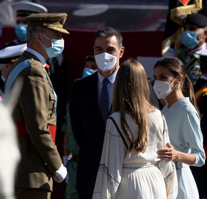 Los reyes y la infanta Sofía, junto a Pedro Sánchez.