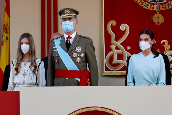 El rey Felipe VI, la reina Letizia y la infanta Sofía en el desfile militar del 12 de Octubre en el Paseo de la Castellana de Madrid para festejar este martes el Día de la Fiesta Nacional.
