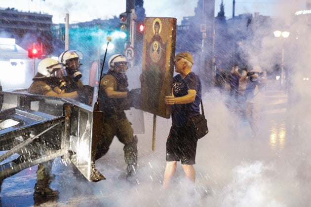 29/8/2021 Στιγμιότυπο από τα επεισόδια αντιεμβολιαστών στο Σύνταγμα